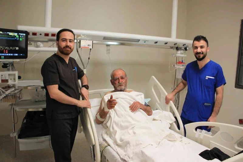 Elazığ Fethi Sekin Şehir Hastanesinde anjiyografi yöntemi ile tıkalı damar açıldı
