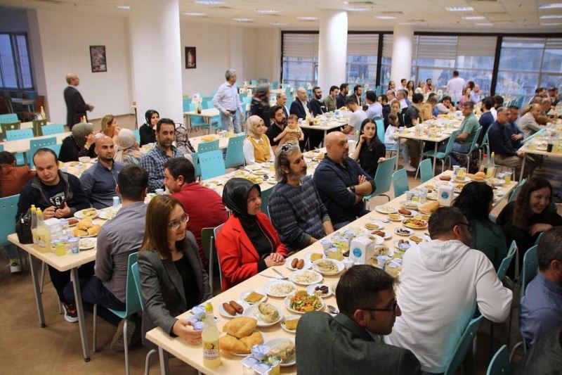 Rektör Karacoşkun, üniversite personeli ile iftarda buluştu
