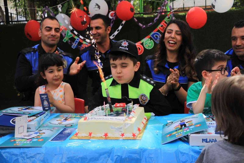 Polisten 6 yaşındaki Mehmet’e doğum günü sürprizi
