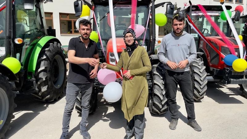 Ayancık’ta 11 çiftçiye hibe destekli traktör

