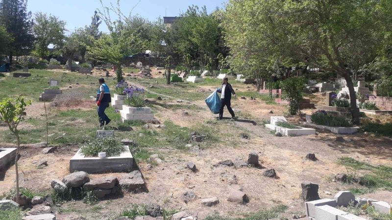 Sur’da Ramazan Bayramı öncesi mezarlıklar temizlendi
