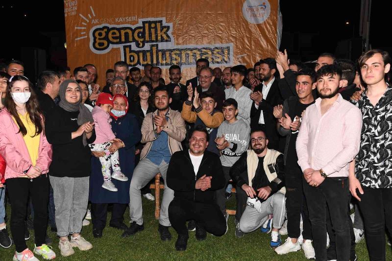 Başkan Büyükkılıç ve Mehmet Özhaseki gençlerle buluştu
