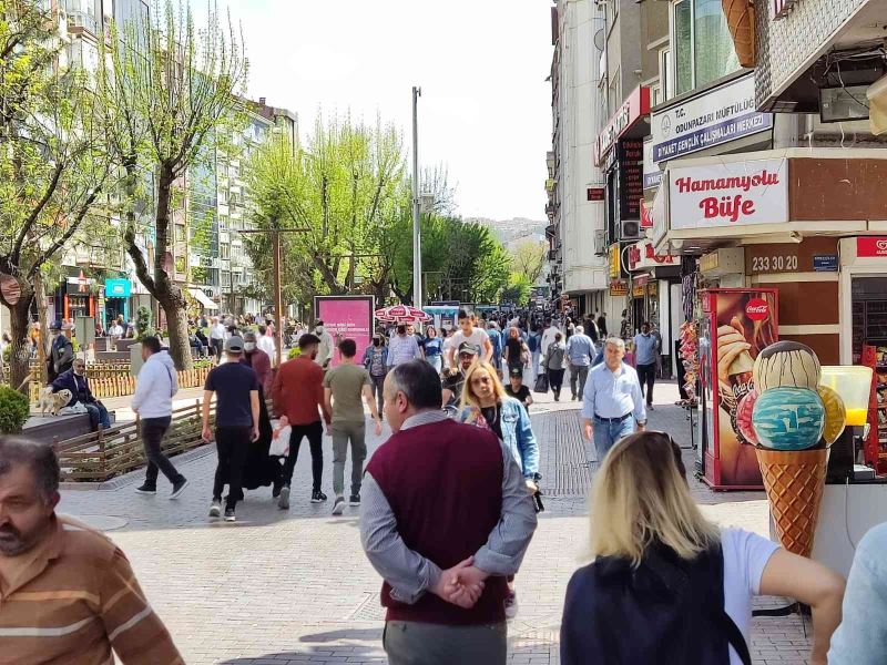 Hamamyolu Caddesi’nde bayram yoğunluğu başladı
