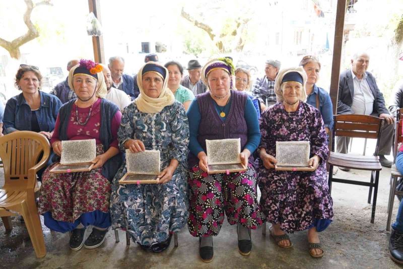 Milas’ta kırsalda yaşayan vatandaşlara ipek böceği larvası ve halı ipi dağıtıldı
