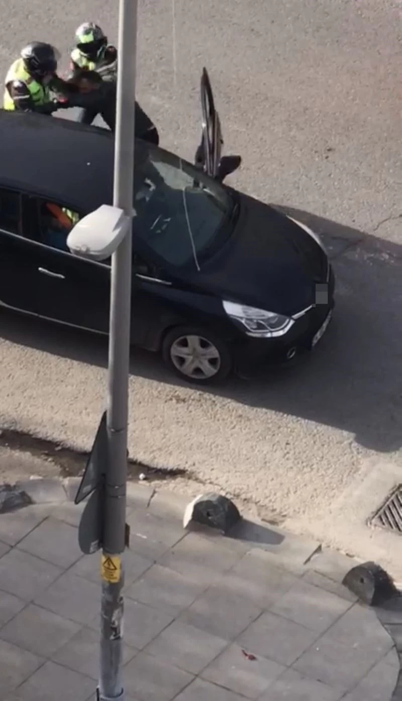 İstanbul’da motosikletli magandalar trafikte dehşeti yaşattı: Yol verme yüzünden sürücüyü dövdüler
