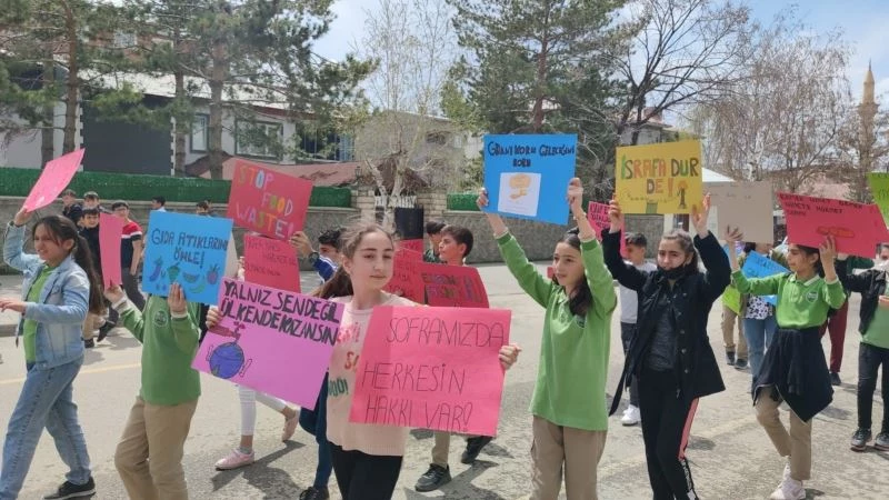 Öğrenciler israfa dur demek için yürüdü
