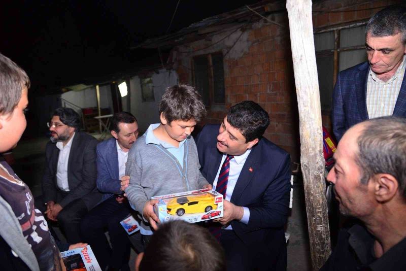 Kahramankazan Belediye Başkanı Oğuz’dan miniklere hediye
