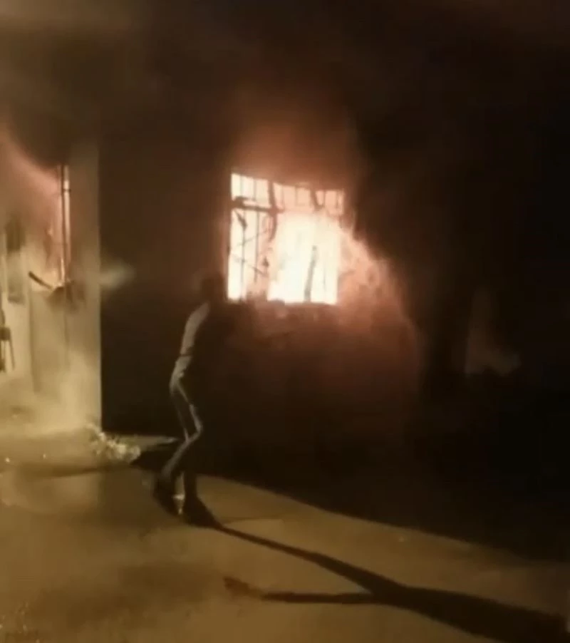 Alevlere teslim olan evi mahalleli kovalarla taşıdığı suyla söndürmeye çalıştı

