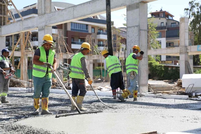 18 farklı spor branşını barındıran Oba Kapalı Spor Kompleksi hızla yükseliyor
