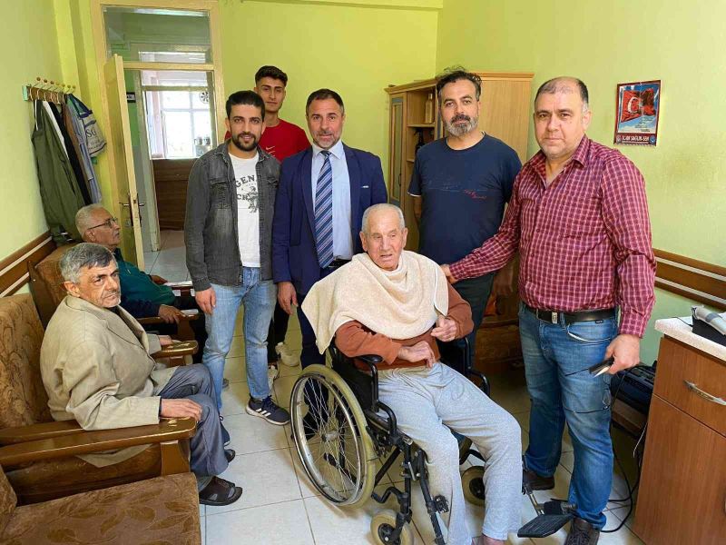 Hatay’da gönüllü berberler huzurevindeki yaşlıları tıraş etti
