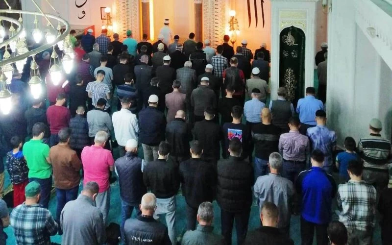 Erdek’te Kadir Gecesi Piri Reis Camii doldu taştı
