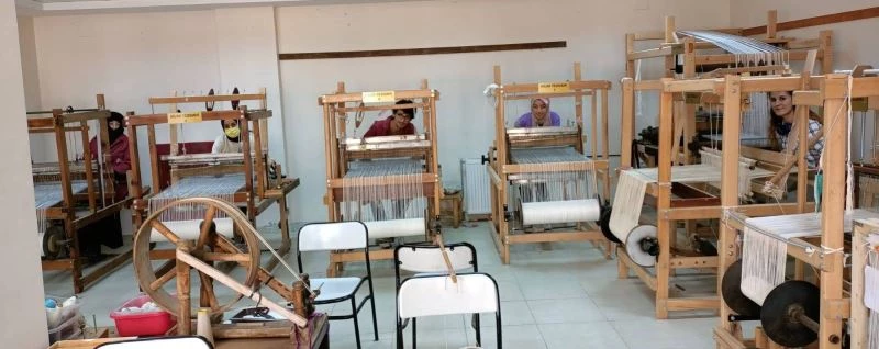 Halı tasarımı programı öğrencileri kilim dokuyor
