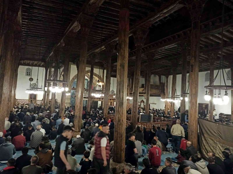 Beyşehir ve Derebucak’ta vatandaşlar camilere akın etti
