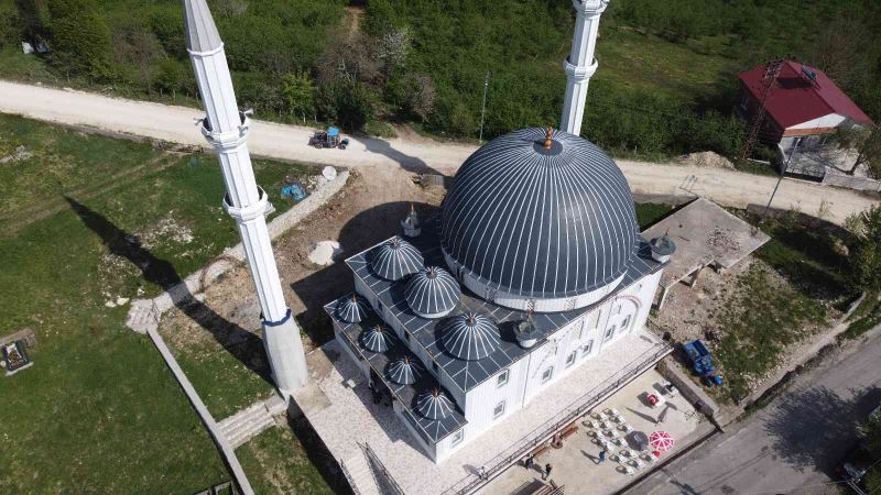 Yıllardır mahallelerinde hasretle bekledikleri camilerine kavuştular
