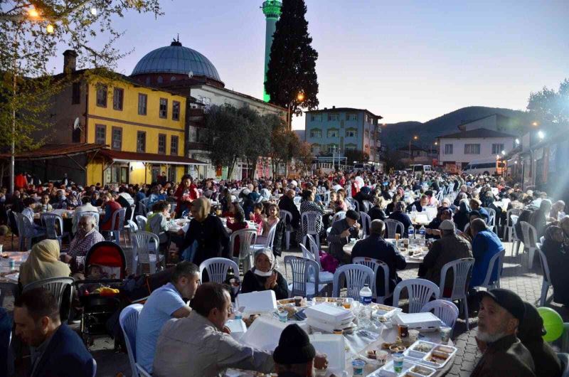 Bayırköy’da 2 bin kişi aynı iftar sofrasında buluştu
