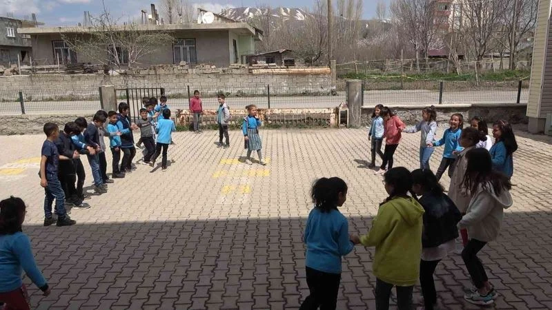 Öğrencilerden maskeye elveda kutlaması
