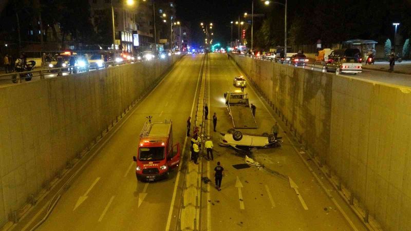 Bariyerleri aşan otomobil alt geçide düştü: 3 yaralı
