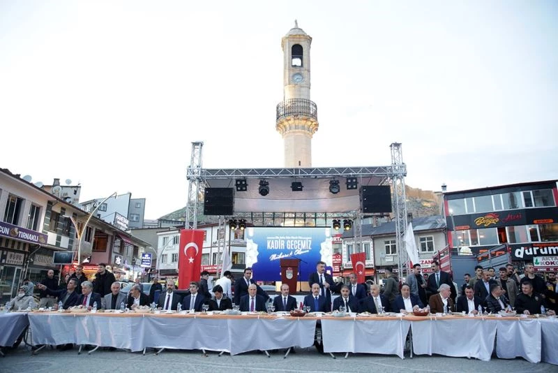 Bakan Bilgin iftarda bin 500 kişilik gönül sofrasına konuk oldu

