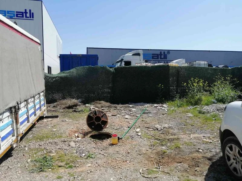 Dev firma, dereye atıklarını boşaltırken suçüstü yakalandı
