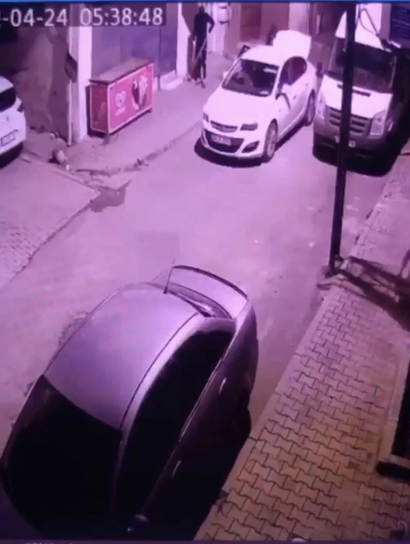 İstanbul’da hırsızların şoke olduğu soygun girişimi kamerada: Balkondan süpürge fırlattı
