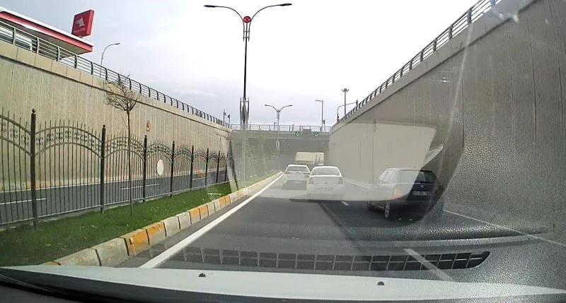 Makas atarak ilerledi, hem kendi hem de başkalarının canını tehlikeye attı
