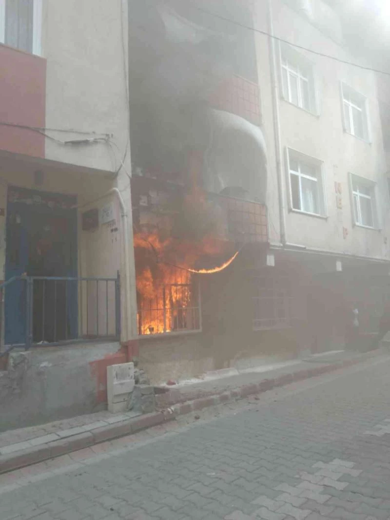 Korkutan yangında mahsur kalanları minibüs yardımıyla kurtardılar
