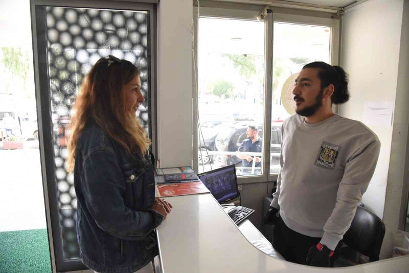 Samet önce kollarına şimdi işine kavuştu
