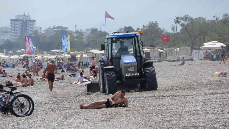 Dünyaca ünlü sahil, traktörlerle tarla gibi sürülüp sezona hazırlanıyor
