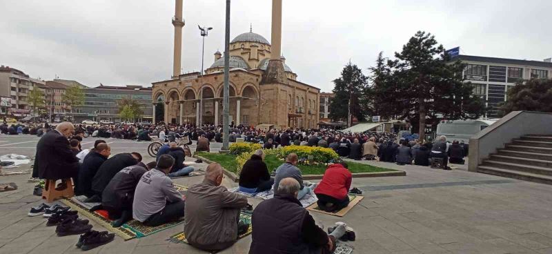 Ramazanın son cuma namazında camiler doldu taştı
