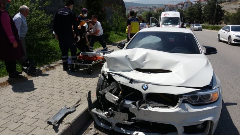 Aynı istikamette seyir halinde olan otomobile arkadan çarptı: 2 yaralı
