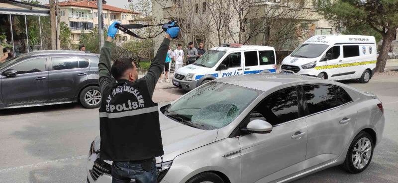 Yola ilk adımını attığı esnada otomobilin çarptığı eczaneci ağır yaralandı
