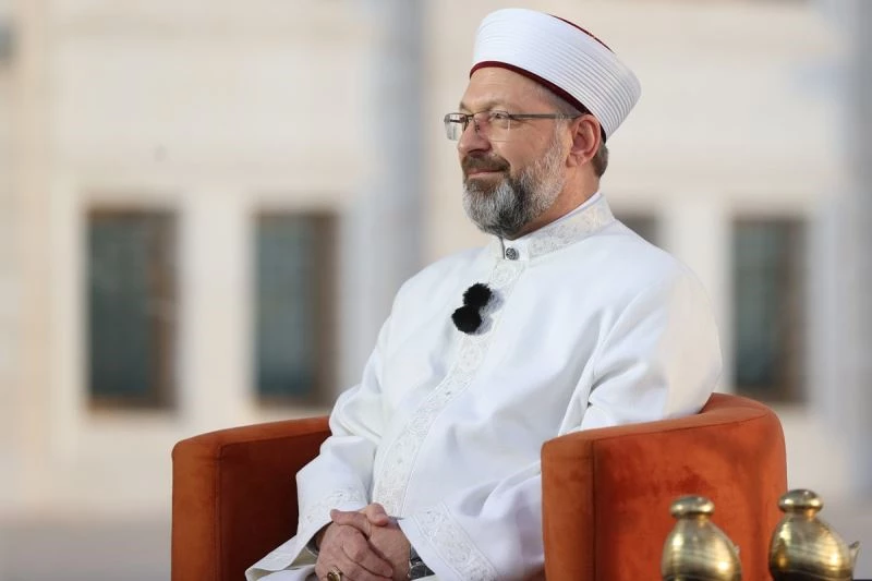 Diyanet İşleri Başkanı Erbaş “Herkes kendi imkanına göre fitresini belirleyebilir. Ama asgari bu sene 40 lira olarak belirledik. 40 liranın altına düşmemesi lazım