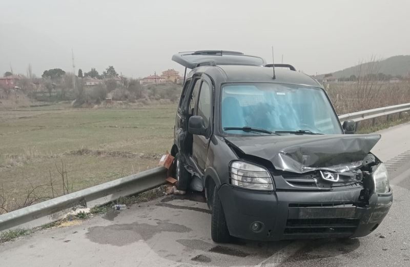 Bariyerlere çarpan araç karşı şeride fırladı: 1 ölü, 2 yaralı
