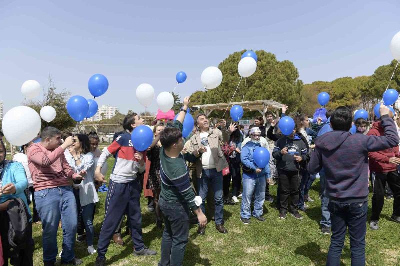 Muratpaşa’da balonlar otizmde farkındalık için havalandı
