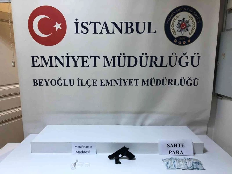 Polisten kaçan firari suç makineleri yakalandı: Konsol zulasından silah, uyuşturucu ve sahte para çıktı
