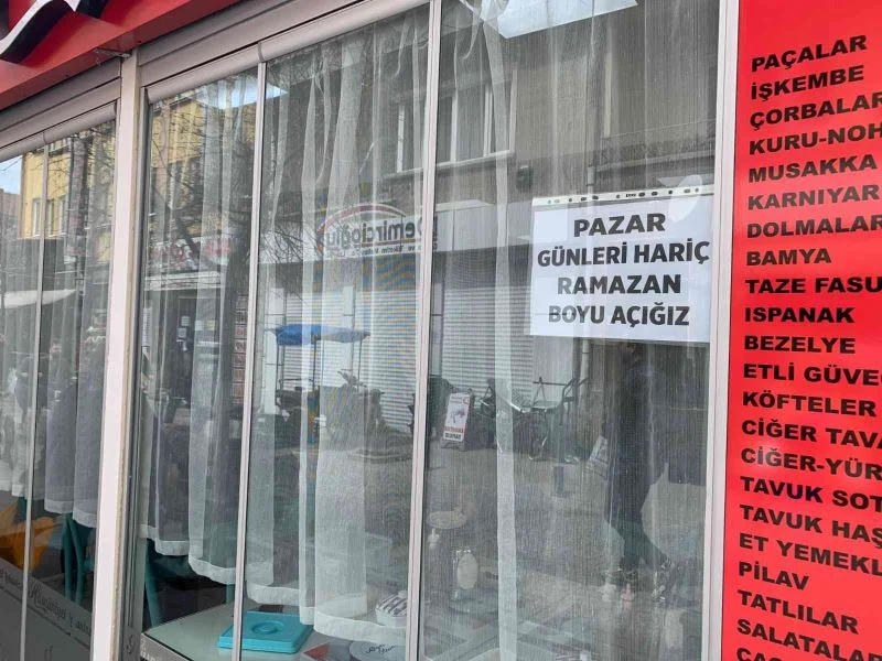 Perdeyle lokantanın camlarını kapatarak Ramazan önlemi aldılar
