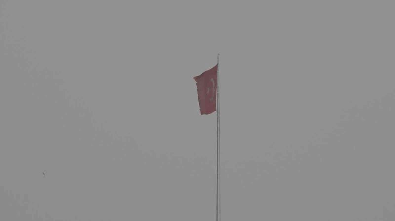 Başkent’te fırtınadan zarar gören Türk bayrağı yenisiyle değiştirilmek için gönderden indirildi
