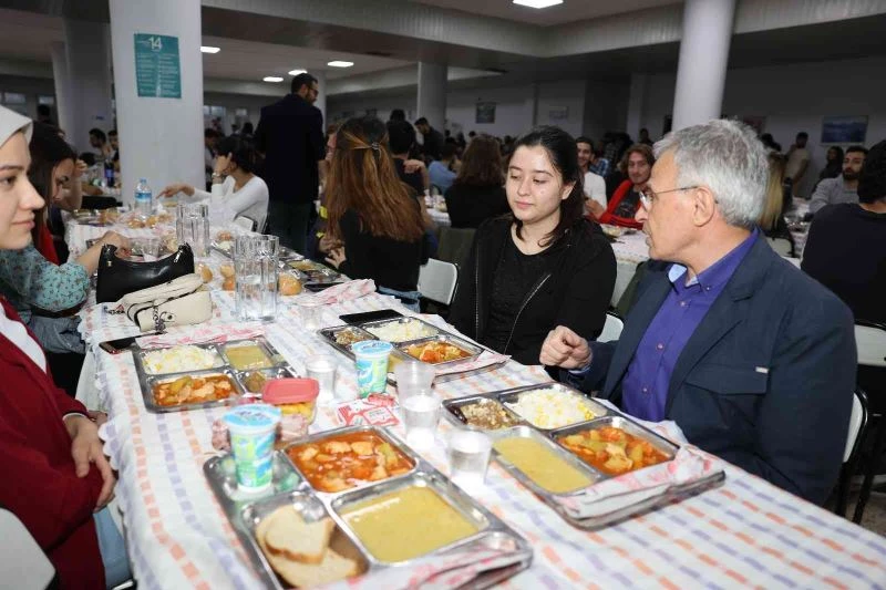 Rektör Özaydın ilk iftarını öğrencilerle birlikte yaptı
