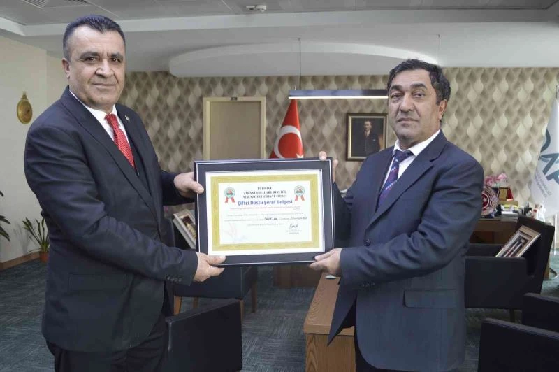 Çiftçi dostu başkana, şeref belgesi
