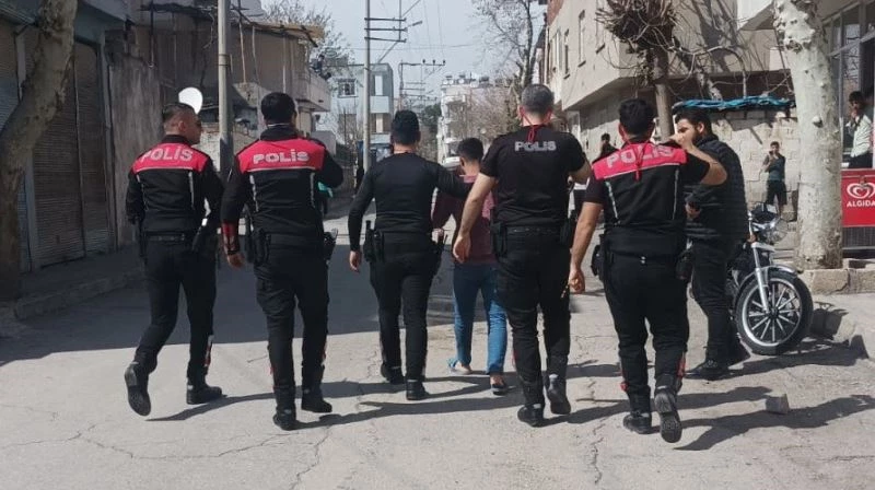 Ağabey annesine zarar vermek isteyen kardeşini silahla kovaladı
