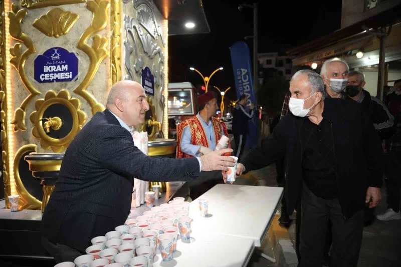 Darıca’da teravih namazı sonrası şerbet ikram ediliyor
