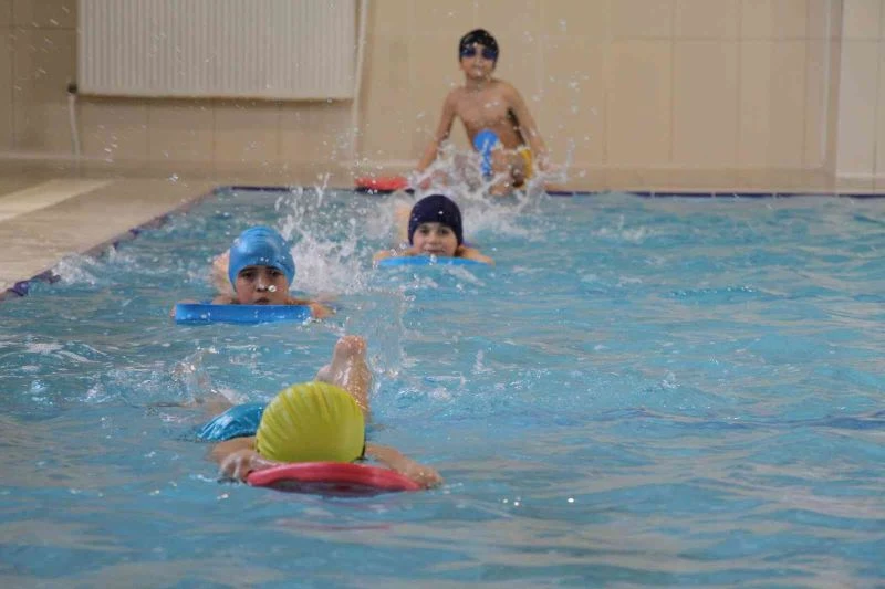 Bingöl’de 7 bin 600 öğrenci yüzmeyi öğrendi
