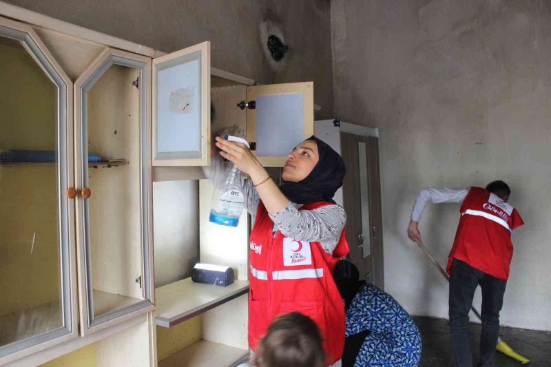 Kızılay, Cizre’de ihtiyaç sahibi ailenin evini onararak bayrama hazırladı
