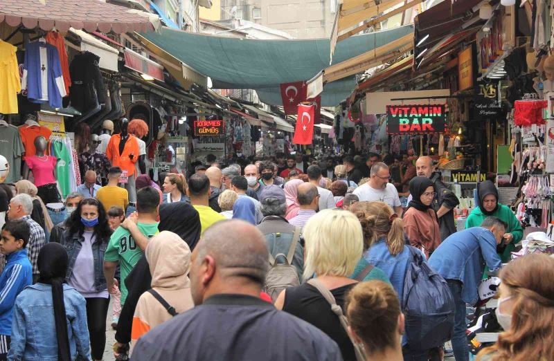 Tarihi Kemeraltı Çarşısı’nda bayram alışverişi yoğunluğu
