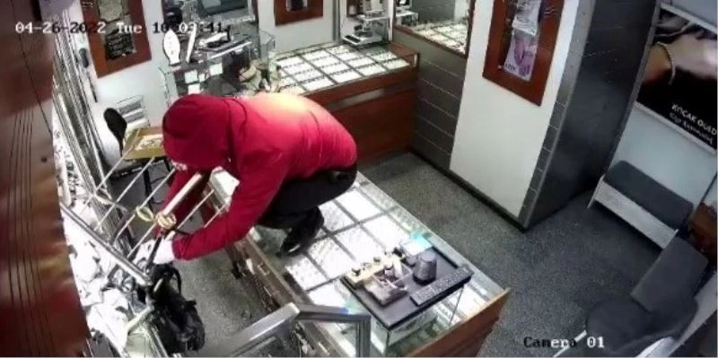 Tuzla’da soyulan kuyumcunun silahla vurulduğu an güvenlik kamerasına yansıdı
