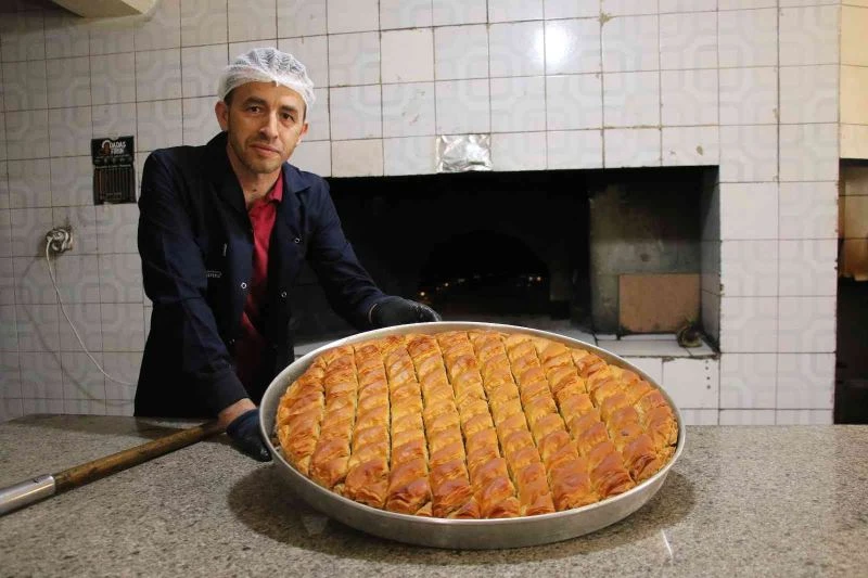 Beypazarı’nın 80 katlı baklavası için yoğun bayram mesaisi başladı
