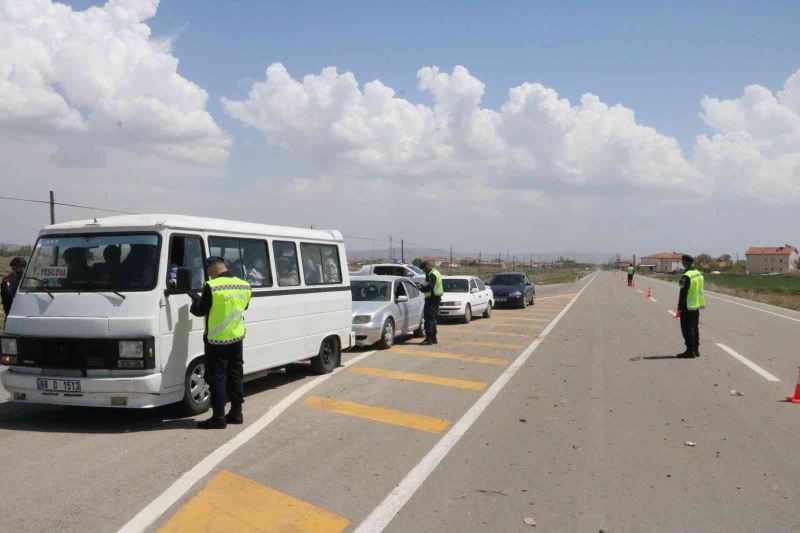 Aksaray’da jandarma bayram öncesi trafiği hem havadan hem de karadan denetliyor
