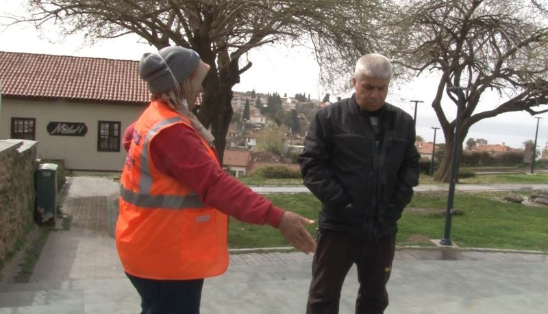 Kadın simitçi ile kadın temizlik görevlisinin tartışması ağlattı
