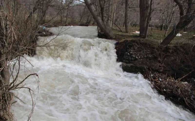 Eriyen kar suları, su kaynaklarına umut oluyor
