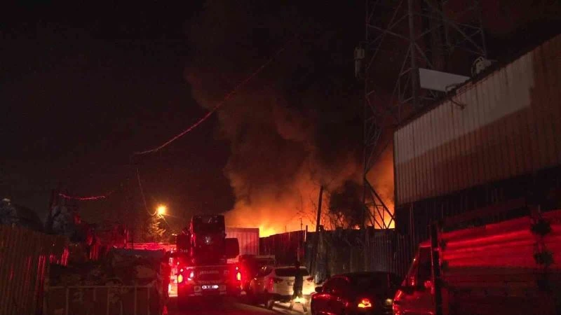 Ümraniye’de geri dönüşüm deposunda çıkan yangın elektrik direklerine sıçradı
